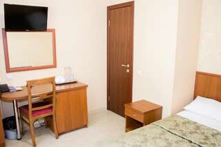 Гостиница Грейс Наири Сочи Двухместный номер эконом-класса с 1 кроватью или 2 отдельными кроватями-2